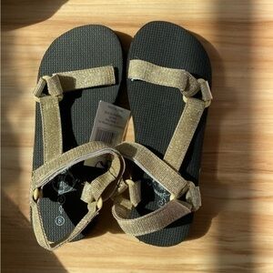 Cutesy summer sandals​